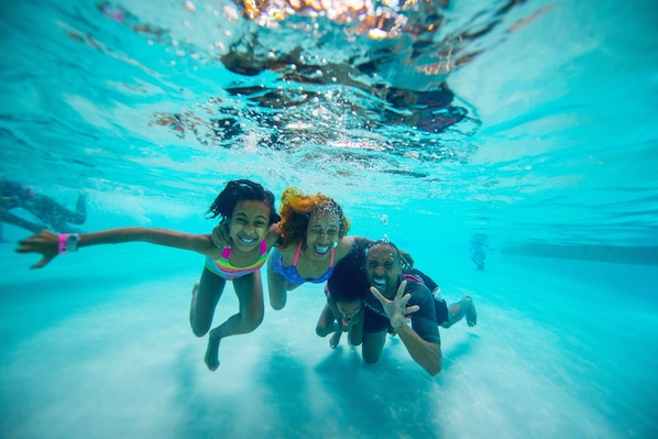 4 piscinas internas, piscina externa sazonal, barracas
