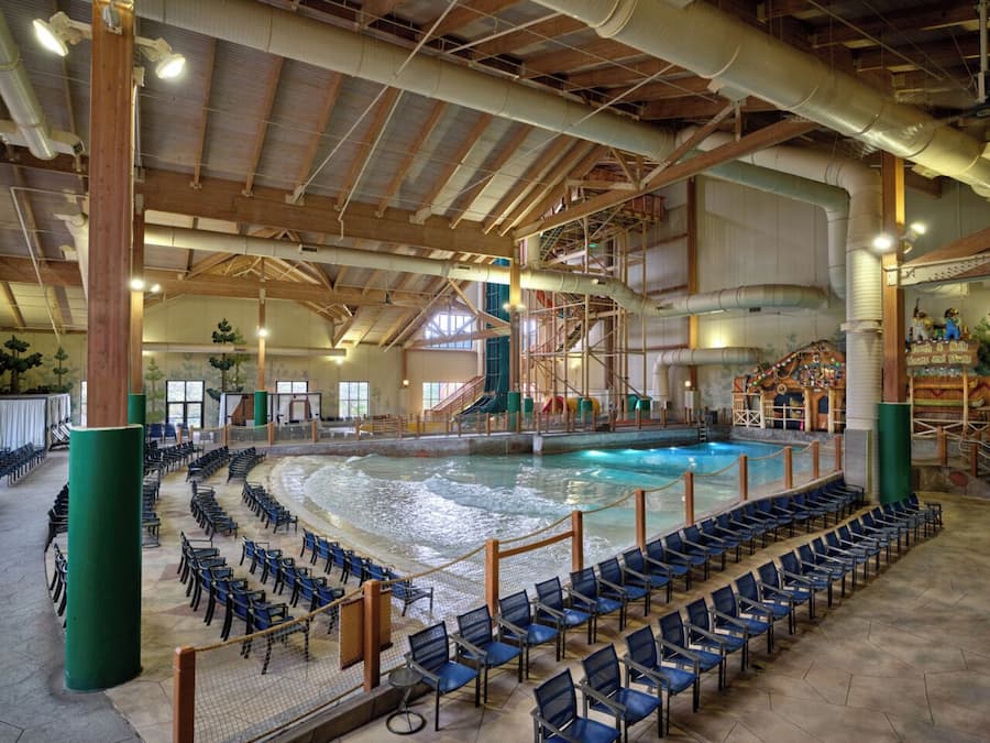 Una piscina interior con zona de espectadores y escenario.