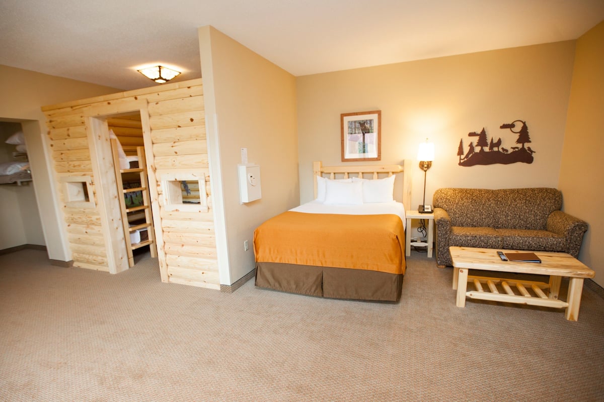 Junior Cabin Suite - Water Park Included | In-room safe, iron/ironing board, bed sheets, alarm clocks