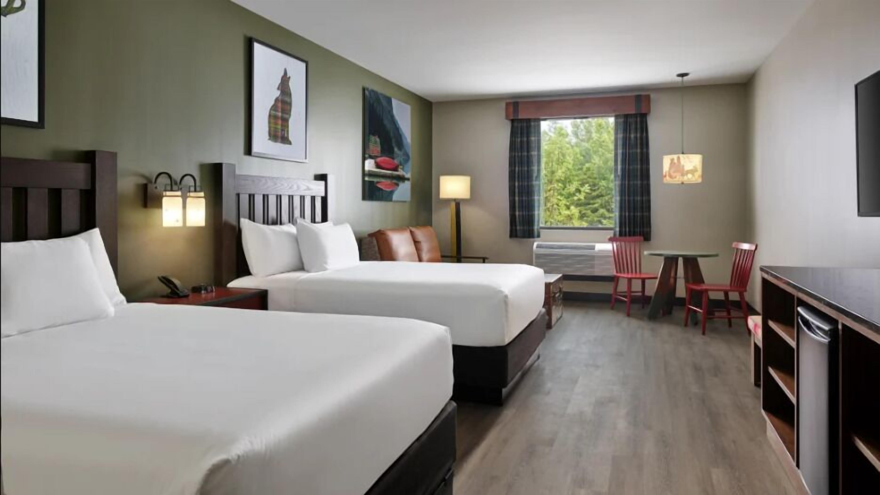 Suite (Deluxe Queen Suite - Water Park Incl) | In-room safe, iron/ironing board, bed sheets, alarm clocks