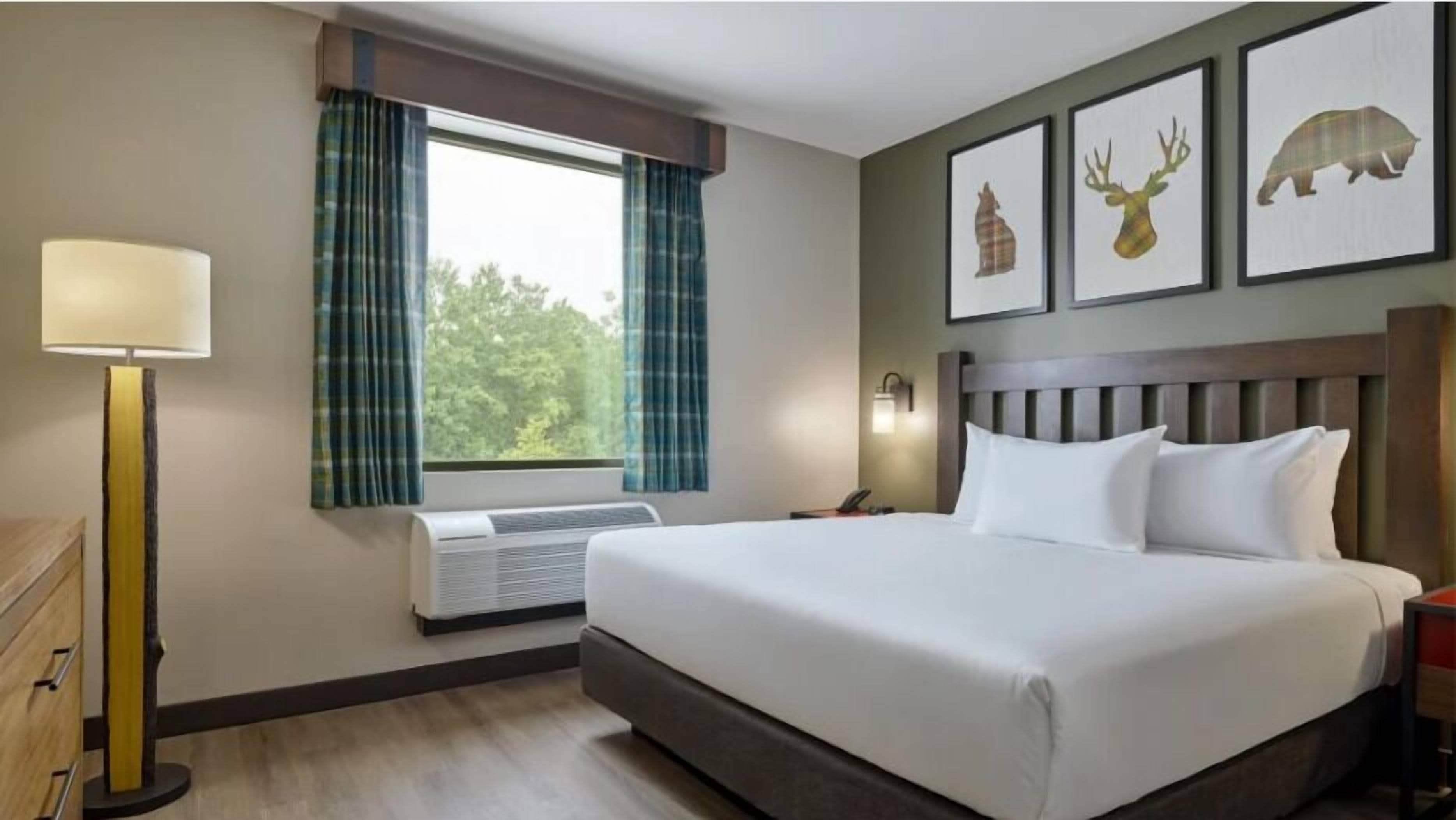 Suite (Bear Cub Suite - Water Park Included) | In-room safe, iron/ironing board, bed sheets, alarm clocks