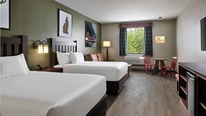 Deluxe Queen Suite | In-room safe, iron/ironing board, alarm clocks, bed sheets