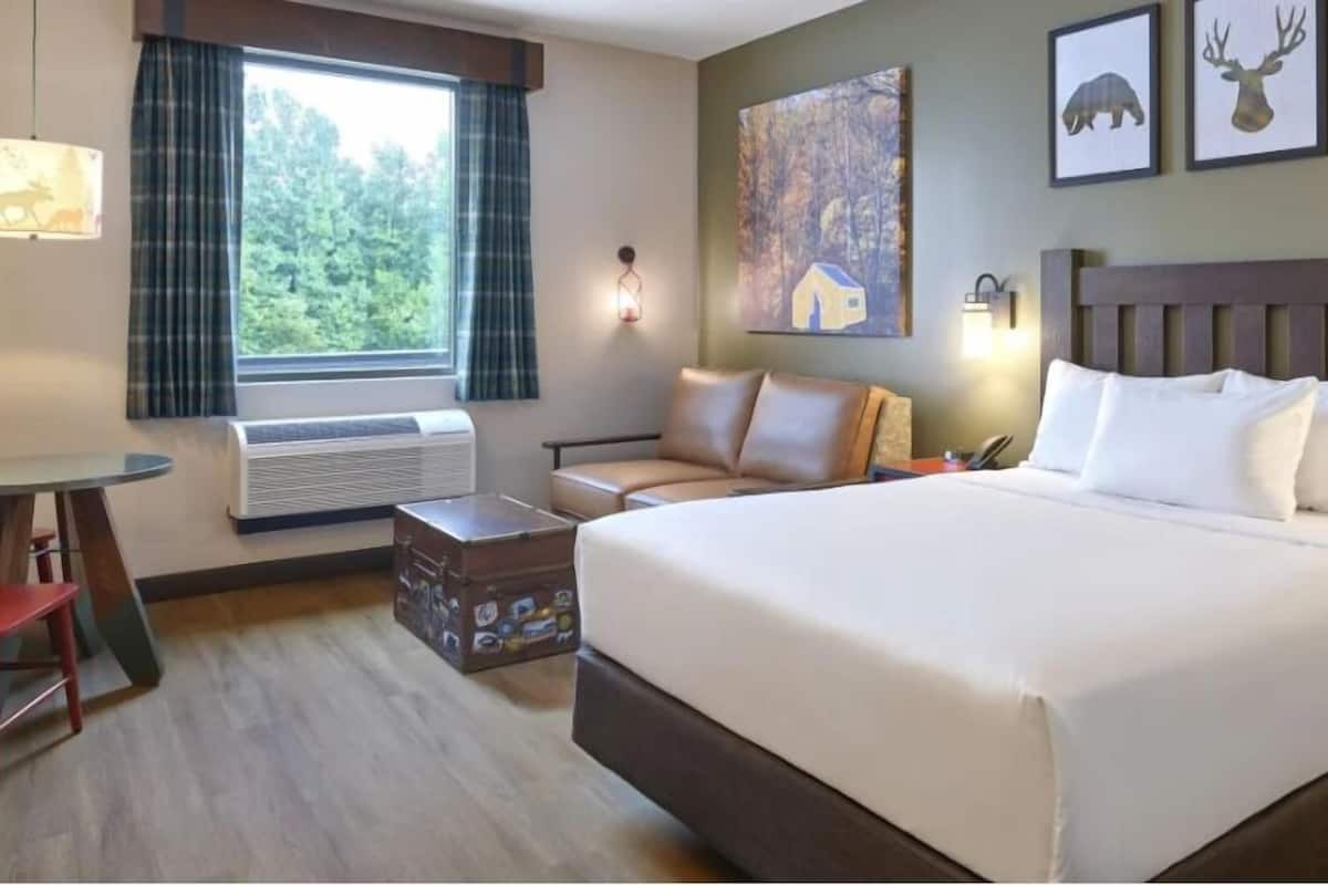 Suite (Wolf Den King) | In-room safe, iron/ironing board, alarm clocks, bed sheets