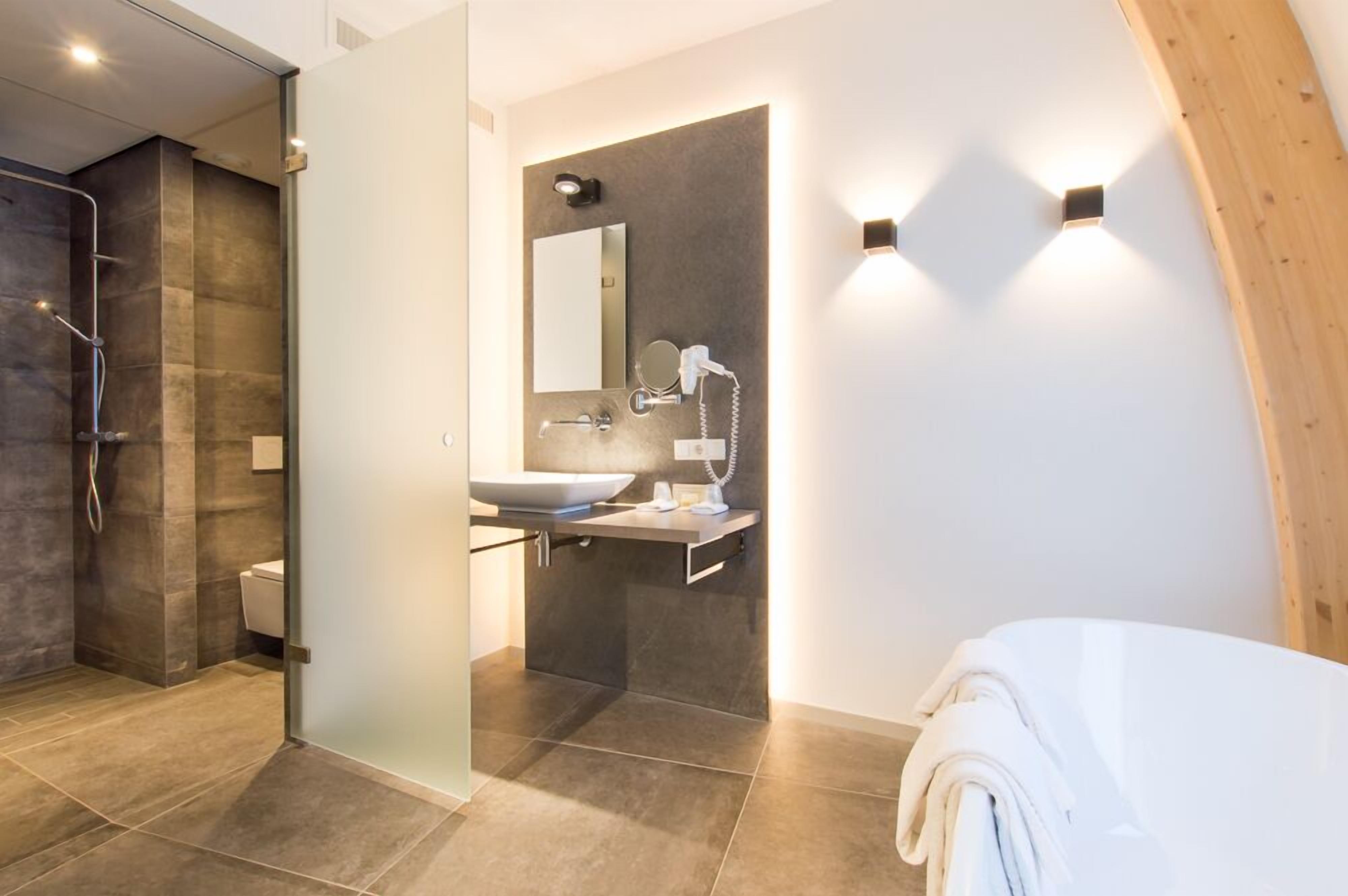Superior Plus | Bagno | Set di cortesia gratuito, asciugacapelli, asciugamani, sapone