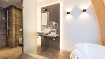 Superior Plus | Bagno | Set di cortesia gratuito, asciugacapelli, asciugamani, sapone