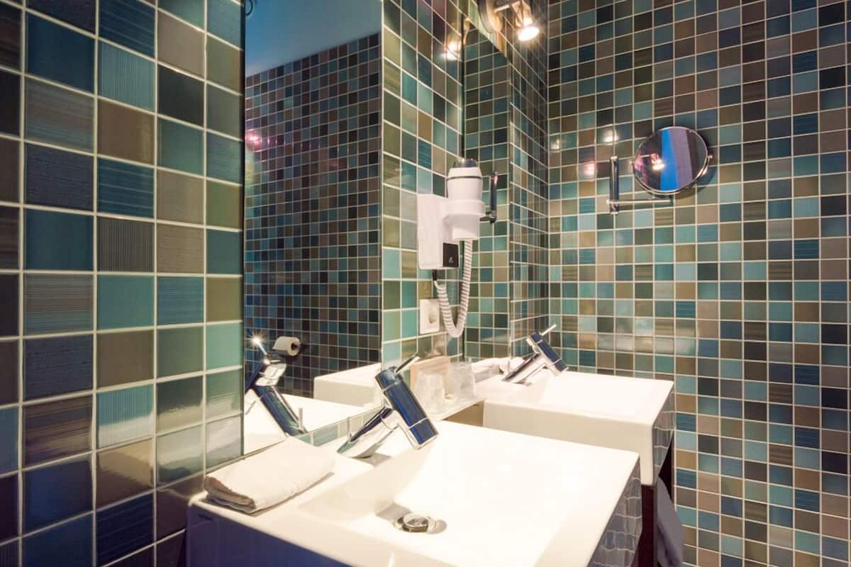 triple room | 1 bedroom, hypo-allergenic bedding, minibar, in-room safe