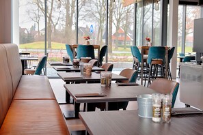 Daily buffet breakfast (EUR 16.95 per person) - Hotel De Roode Schuur (Nijkerk)