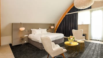 Royal Studio Suite | Hypo-allergenic bedding, minibar, in-room safe, desk