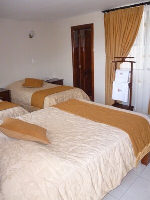 쿼드룸 | 암막 커튼, 무료 WiFi, 침대 시트