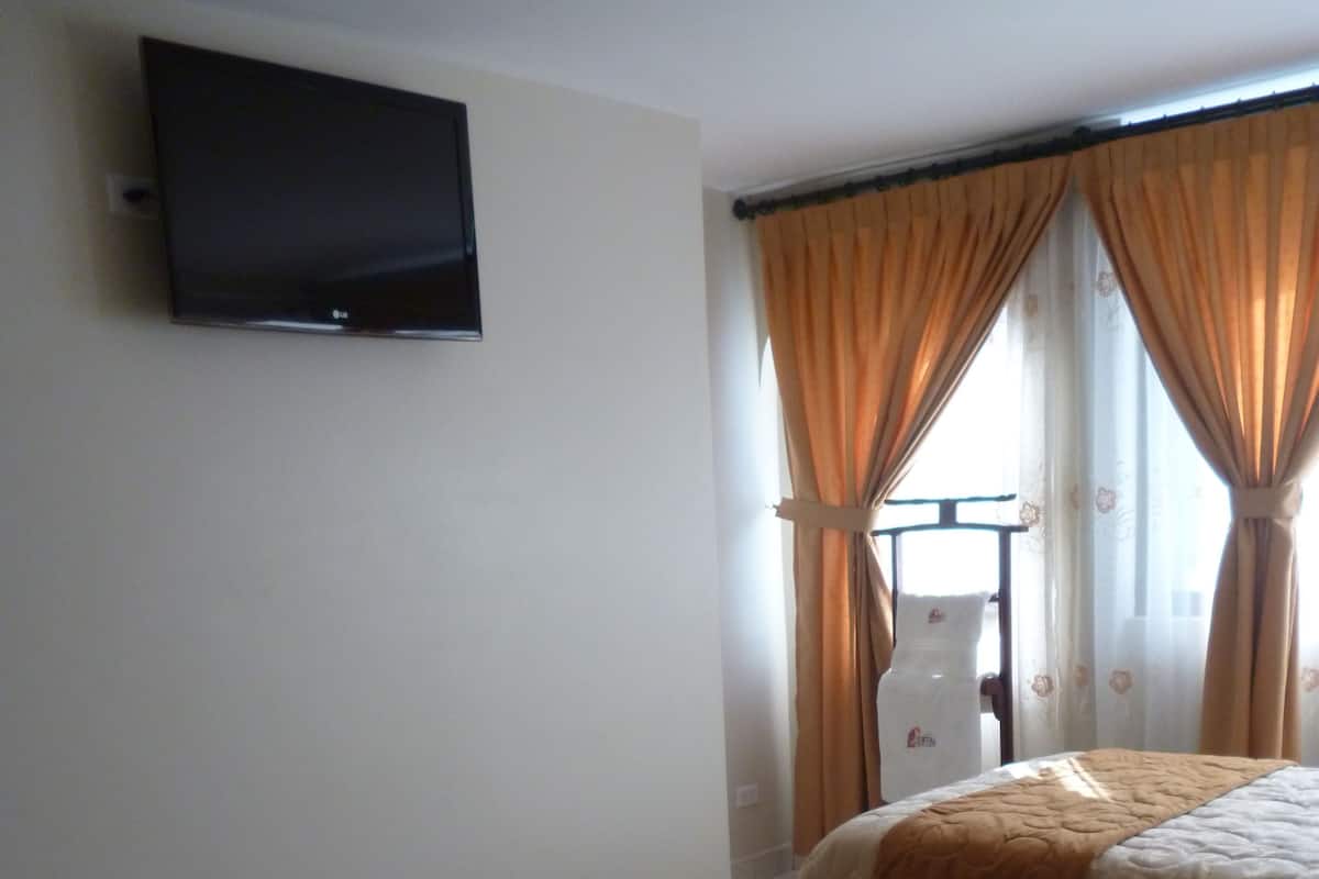 Blackout drapes, free WiFi, bed sheets