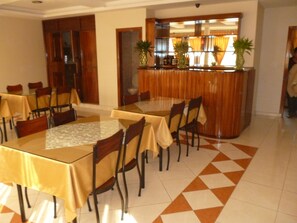 아침 식사, 점심 식사 및 저녁 식사 제공