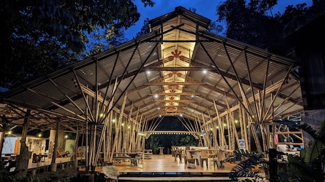 Se sirven desayunos, almuerzos y cenas; cocina local