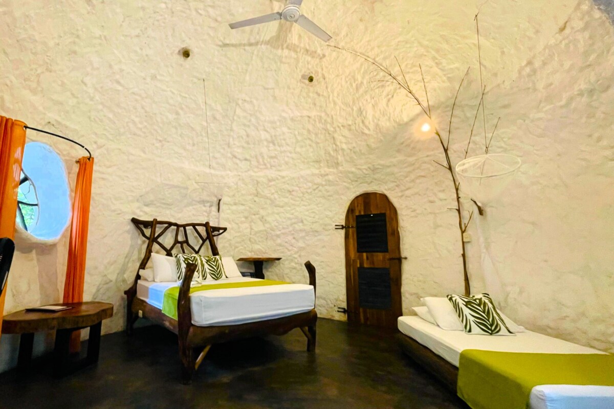 Standard Room | In-room safe, individually furnished, bed sheets