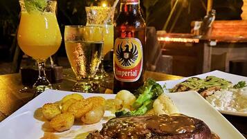 Frokost, lunsj og middag serveres, lokale retter