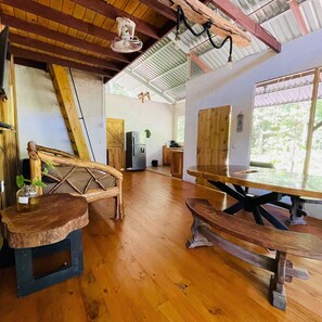 Huis, 2 slaapkamers, uitzicht op tuin | Woonruimte