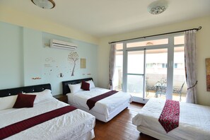 Familie penthouse | Individueel gedecoreerd, een bureau, verduisterende gordijnen
