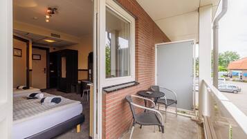 Eenvoudige driepersoonskamer | Een kluis op de kamer, gratis wifi, beddengoed