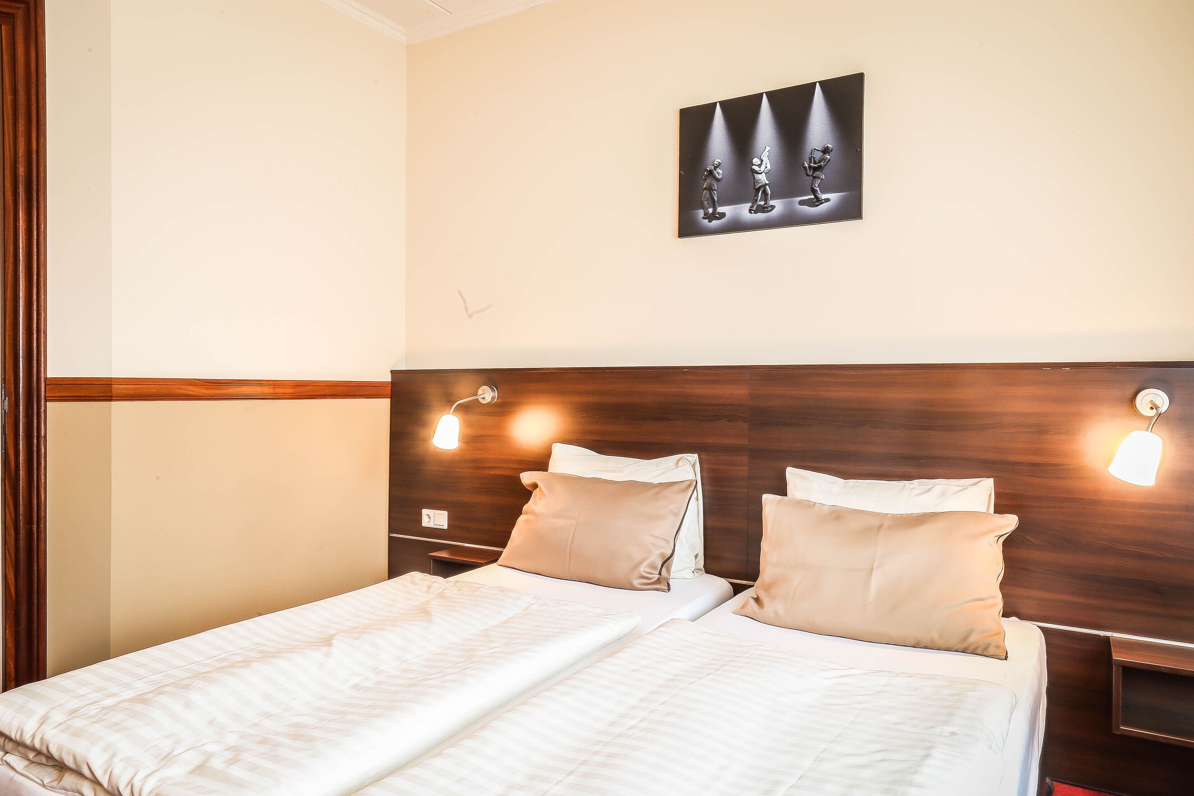 comfort double or twin room | in-room safe, free wifi, bed sheets
