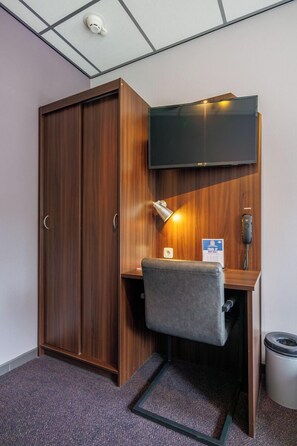 Basic Double Room | In-room safe, desk, laptop workspace, free WiFi