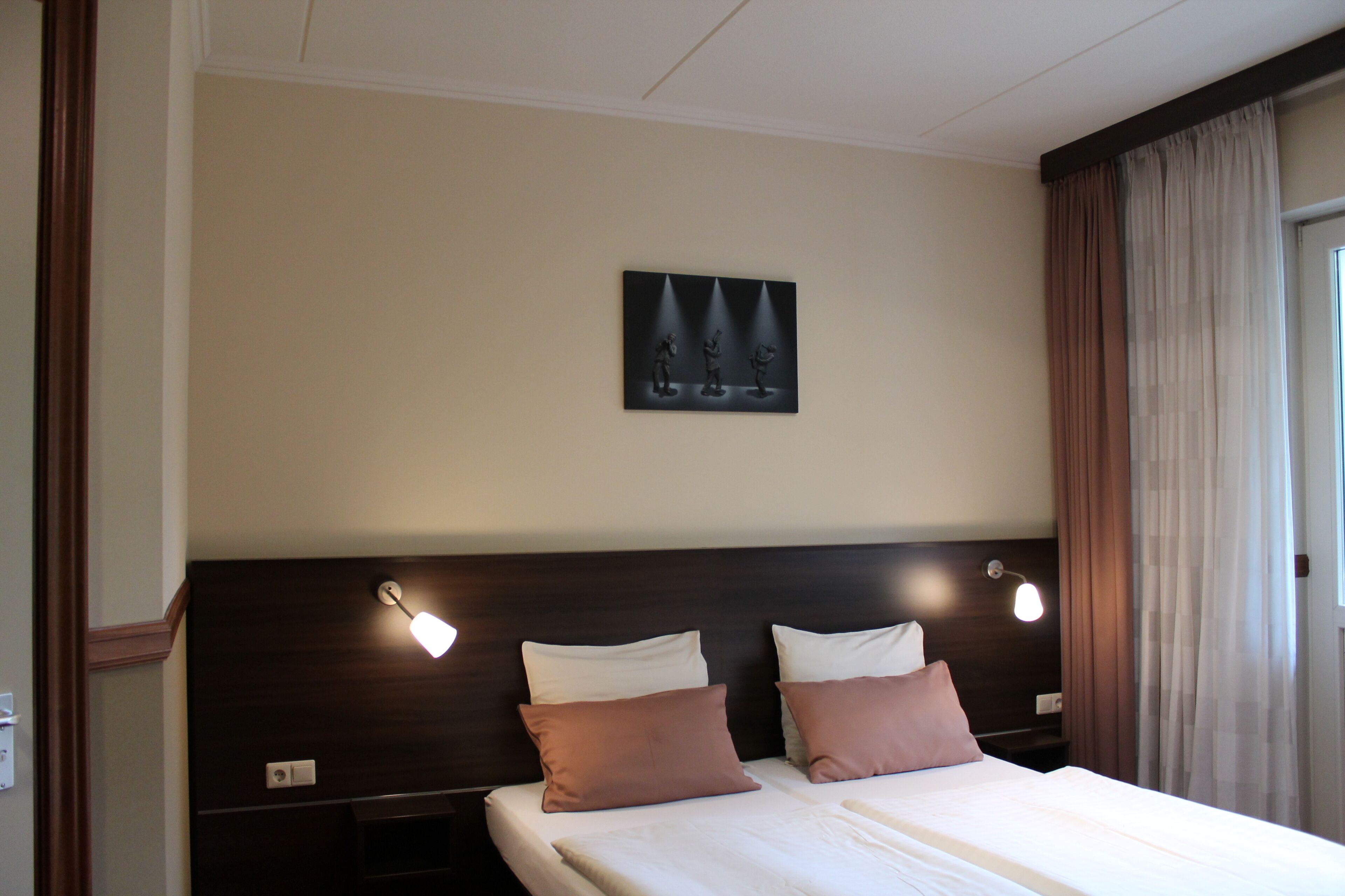 basic double room | in-room safe, free wifi, bed sheets