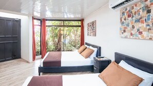Ein Schlafzimmer mit Bett, Nachttisch und einem Fenster mit Vorhängen.
