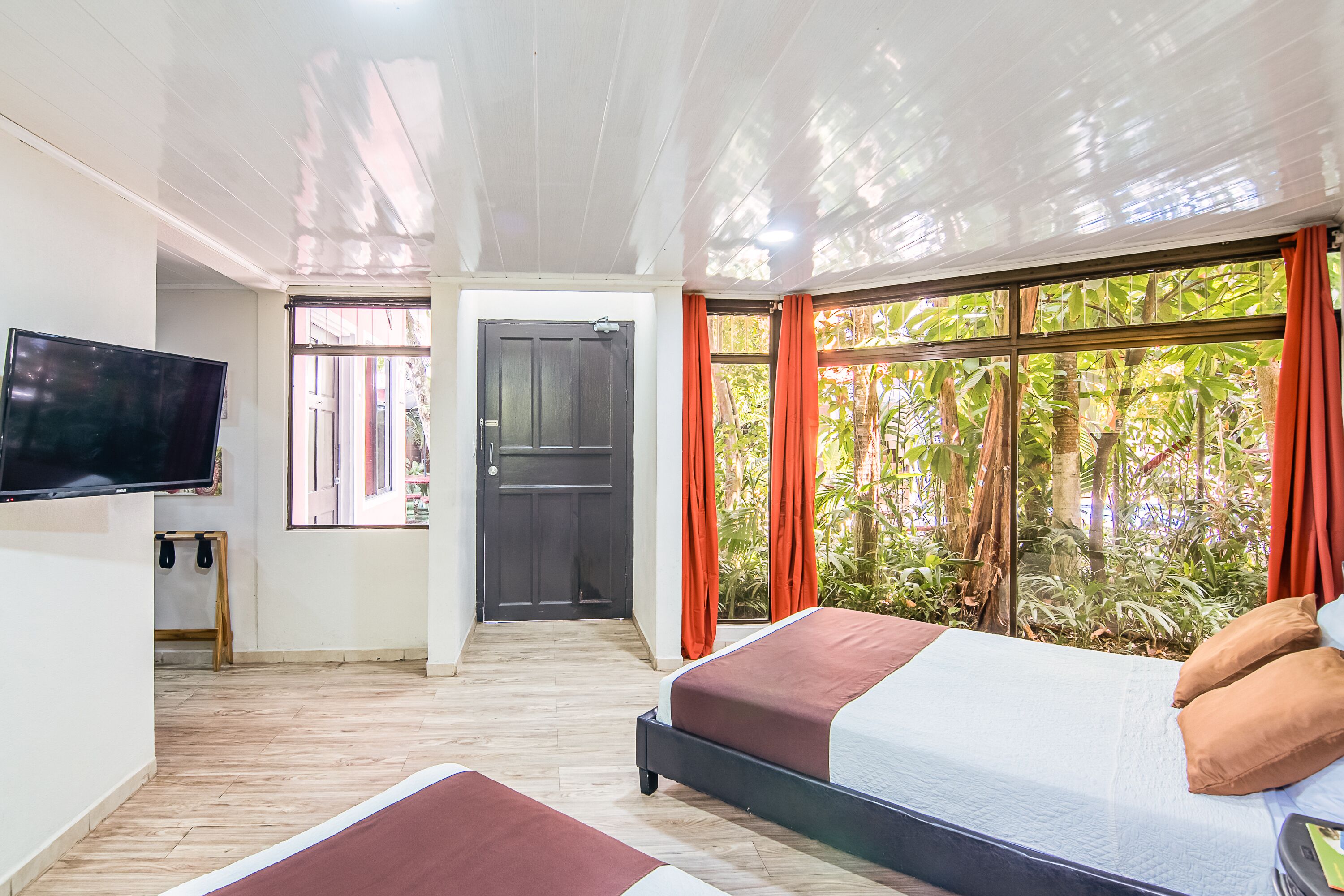 Double room, Multiple beds, garden area - Pets allowed | In-room safe, WiFi (free), bed sheets