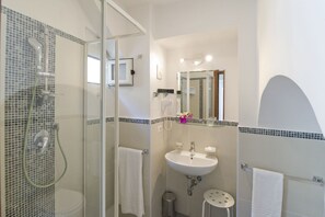 Dutxa, articles de tocador gratuïts, assecador de cabells i bidet 
