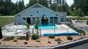 Kolam renang outdoor musiman, dengan payung kolam renang