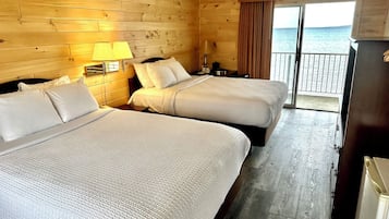 Deluxe-huone, 2 keskisuurta parisänkyä | Pillowtop-patjalliset sängyt, ilmainen Wi-Fi, vuodevaatteet