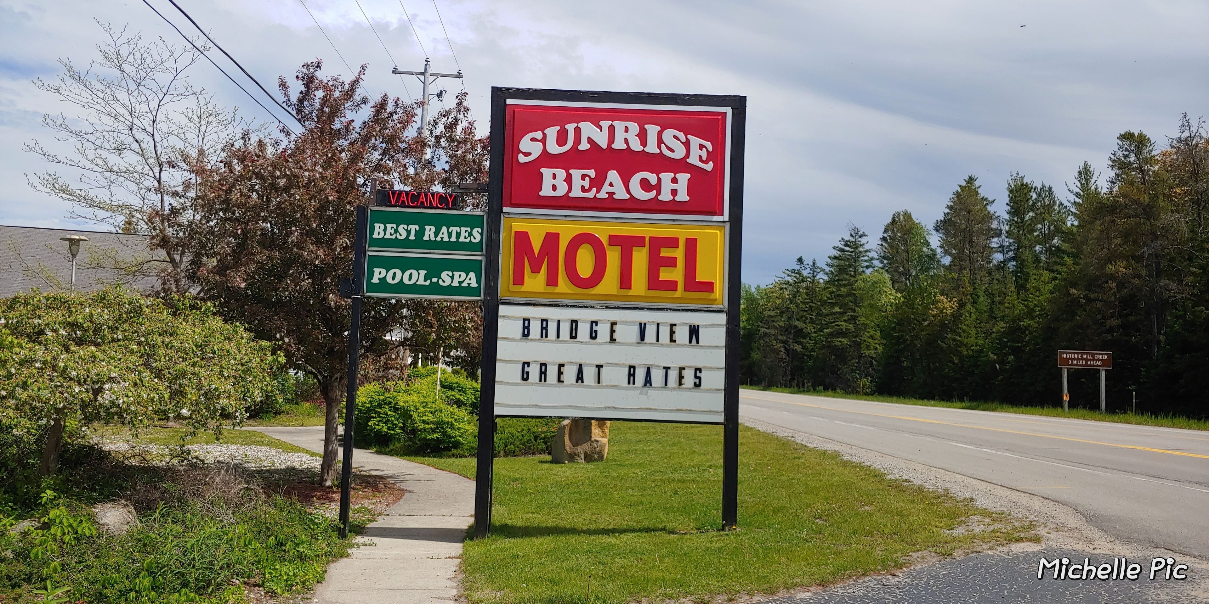 Motellin kyltissä on korostettu tekstit »Sunrise Beach» ja »Parhaat hinnat».