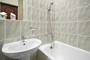 Yhden hengen standard-huone | Kylpyhuone | Suihkun ja ammeen yhdistelmä, hiustenkuivaaja