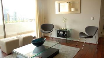 32-英寸液晶电视 (配备有线频道)、电视