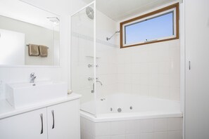 Spa Cabin | Jetted bathtub - Great Ocean Road Tourist Park (Peterborough)