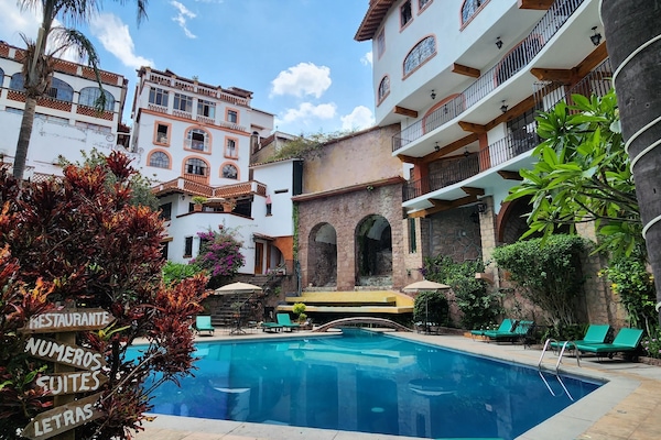 Hồ bơi ngoài trời, ghế dài tắm nắng