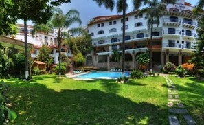 Alberca al aire libre y camastros 