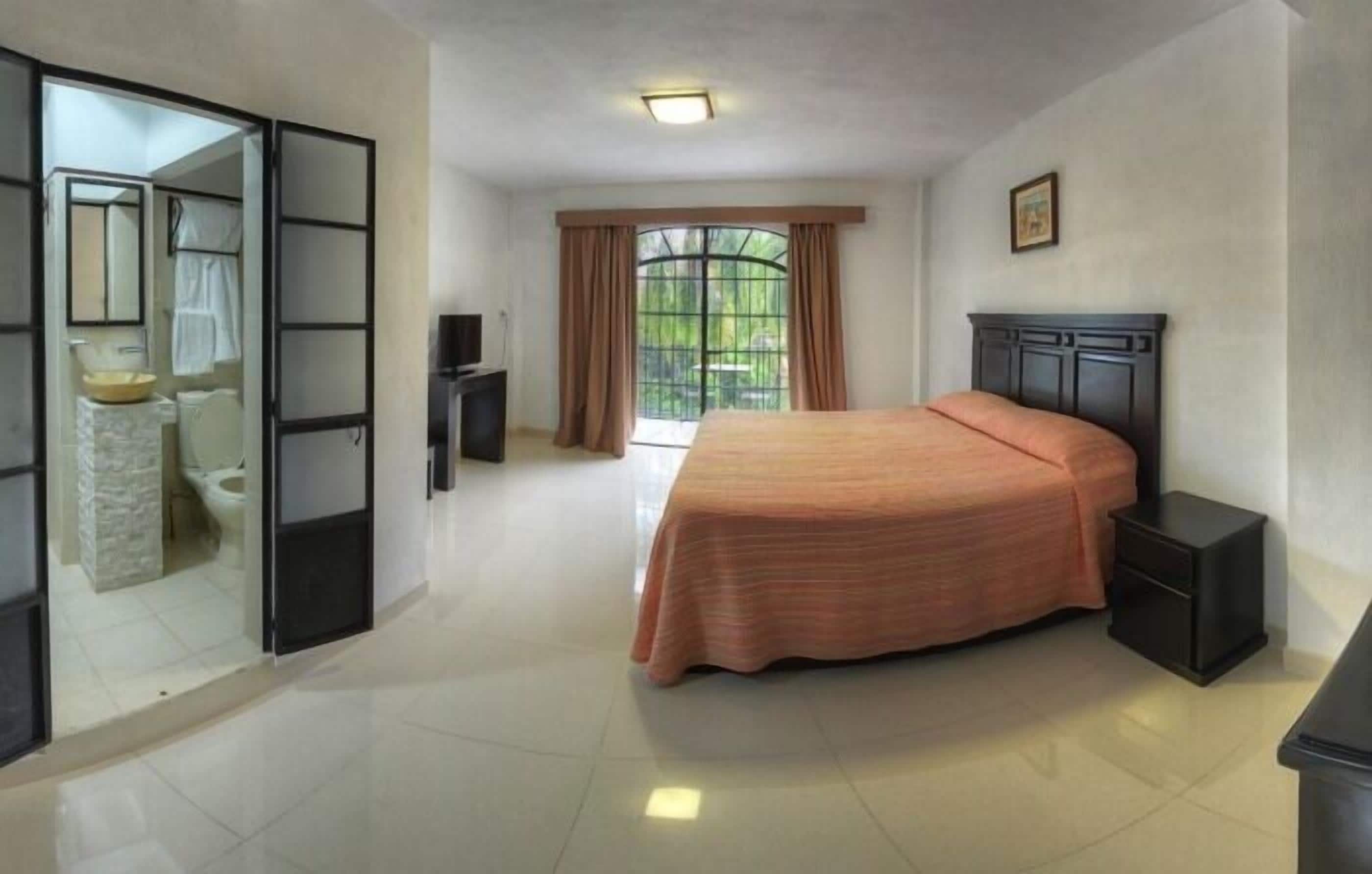 Double Suite | Premium bedding, in-room safe, iron/ironing board, free WiFi