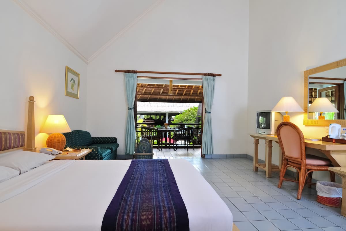 Desk, laptop workspace, iron/ironing board, free WiFi