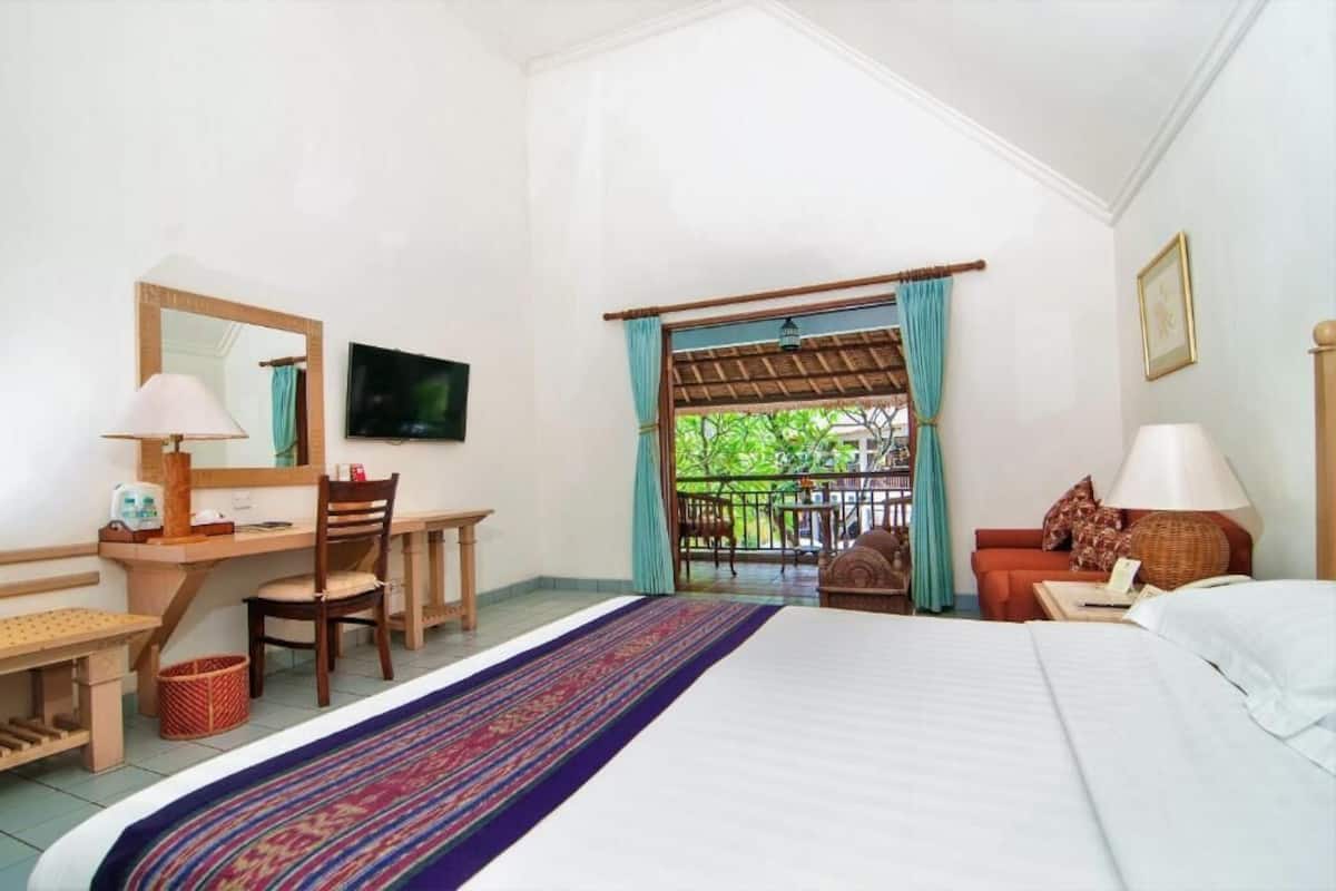 Desk, laptop workspace, iron/ironing board, free WiFi