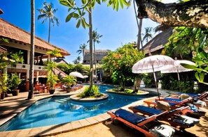 2 outdoor pools, pool umbrellas, pool loungers - Sativa Sanur Cottages (Denpasar)