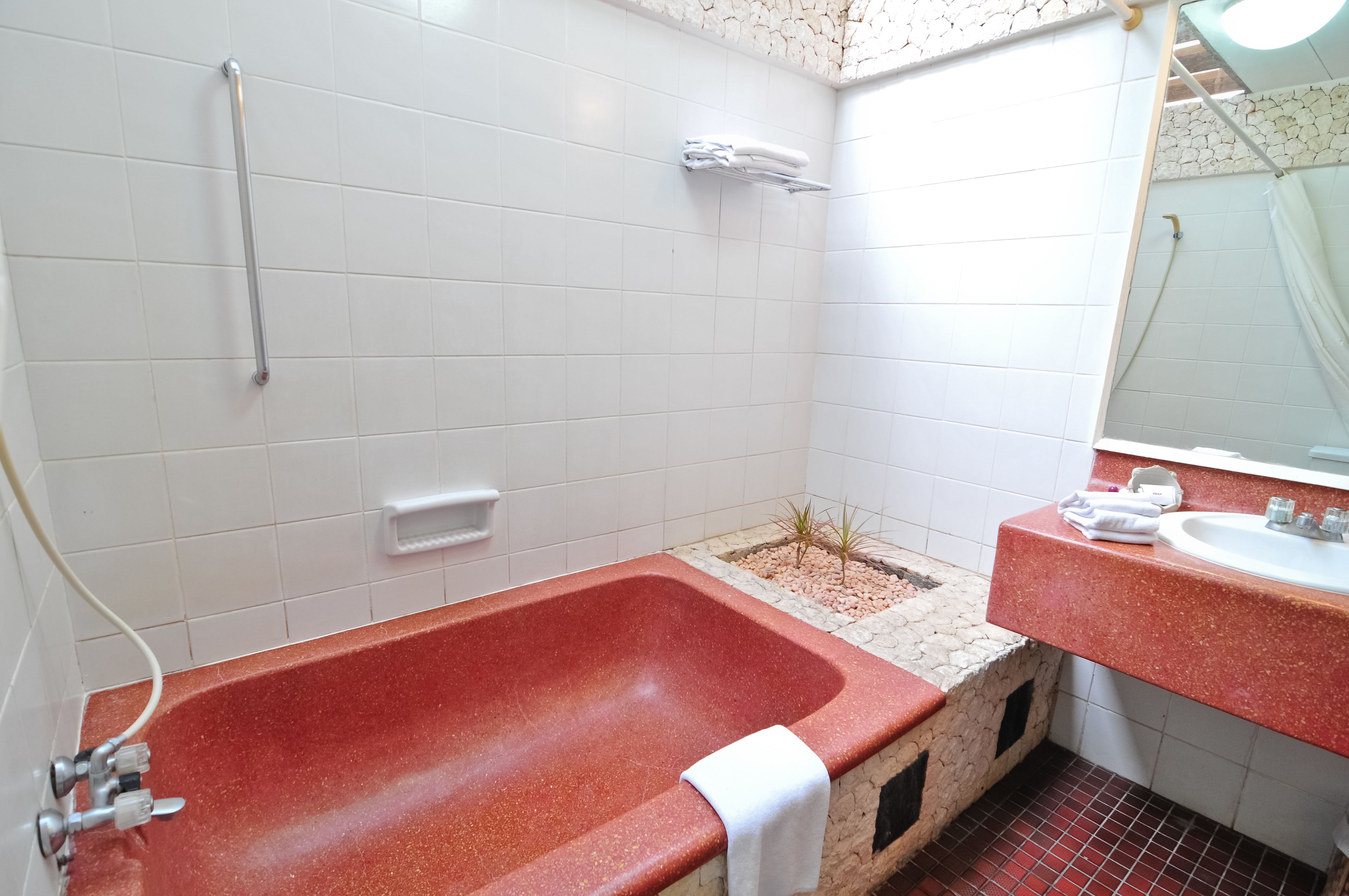 combined shower/bathtub, free toiletries, hair dryer, towels