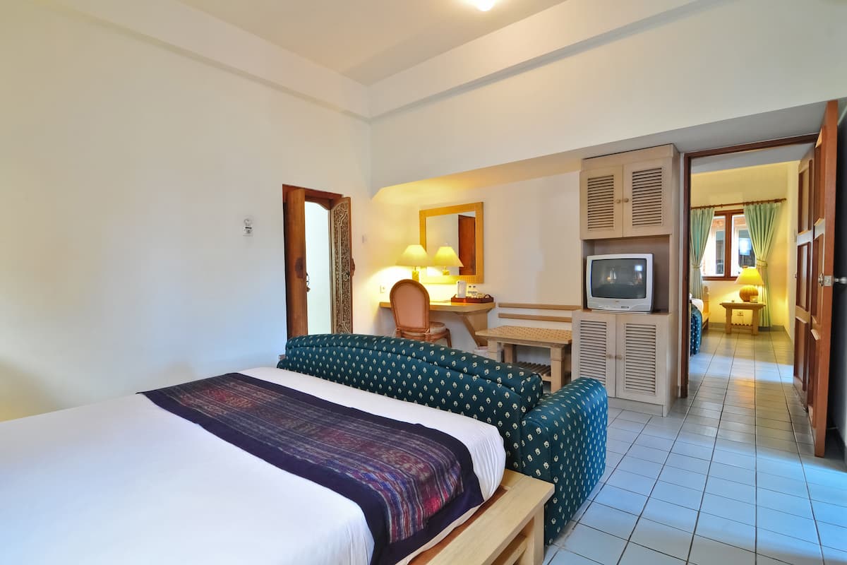 Desk, laptop workspace, iron/ironing board, free WiFi