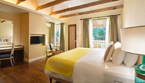 Mithi Deluxe Villa | Minibar, in-room safe, desk, rollaway beds