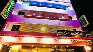 Un edificio de varios pisos con letreros que dicen 'City 9mn' y 'Selamat Datang'.