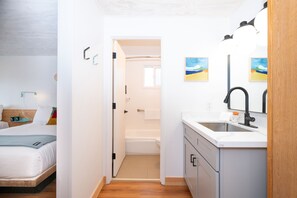 Premium Double Room | Bathroom | Combined shower/tub, free toiletries, hair dryer, towels