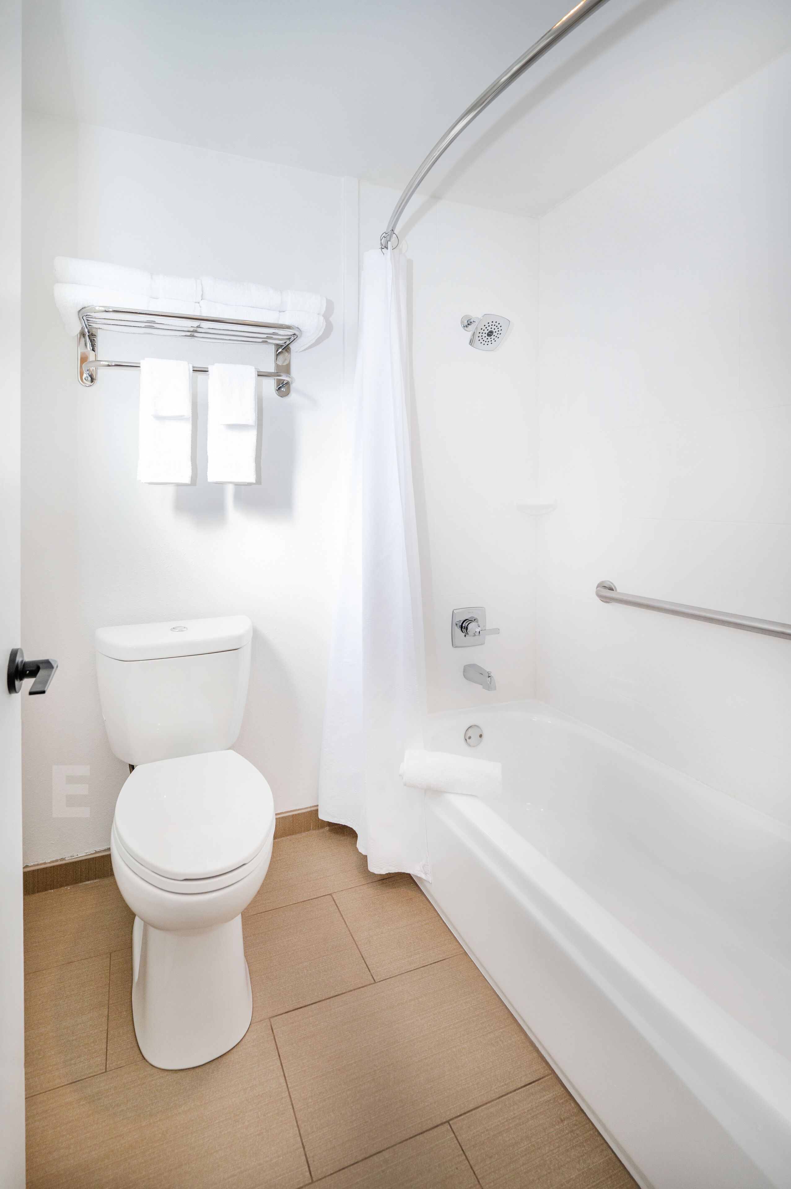 Ein Badezimmer mit Toilette, Badewanne und Duschvorhang.