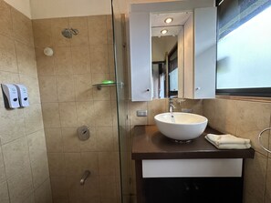 Shower, free toiletries, hair dryer, towels - Kenaki Lodge (Cahuita)
