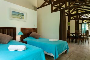 Bungalow Quadruple con cocina equipada | Down comforters, in-room safe, individually decorated, free WiFi