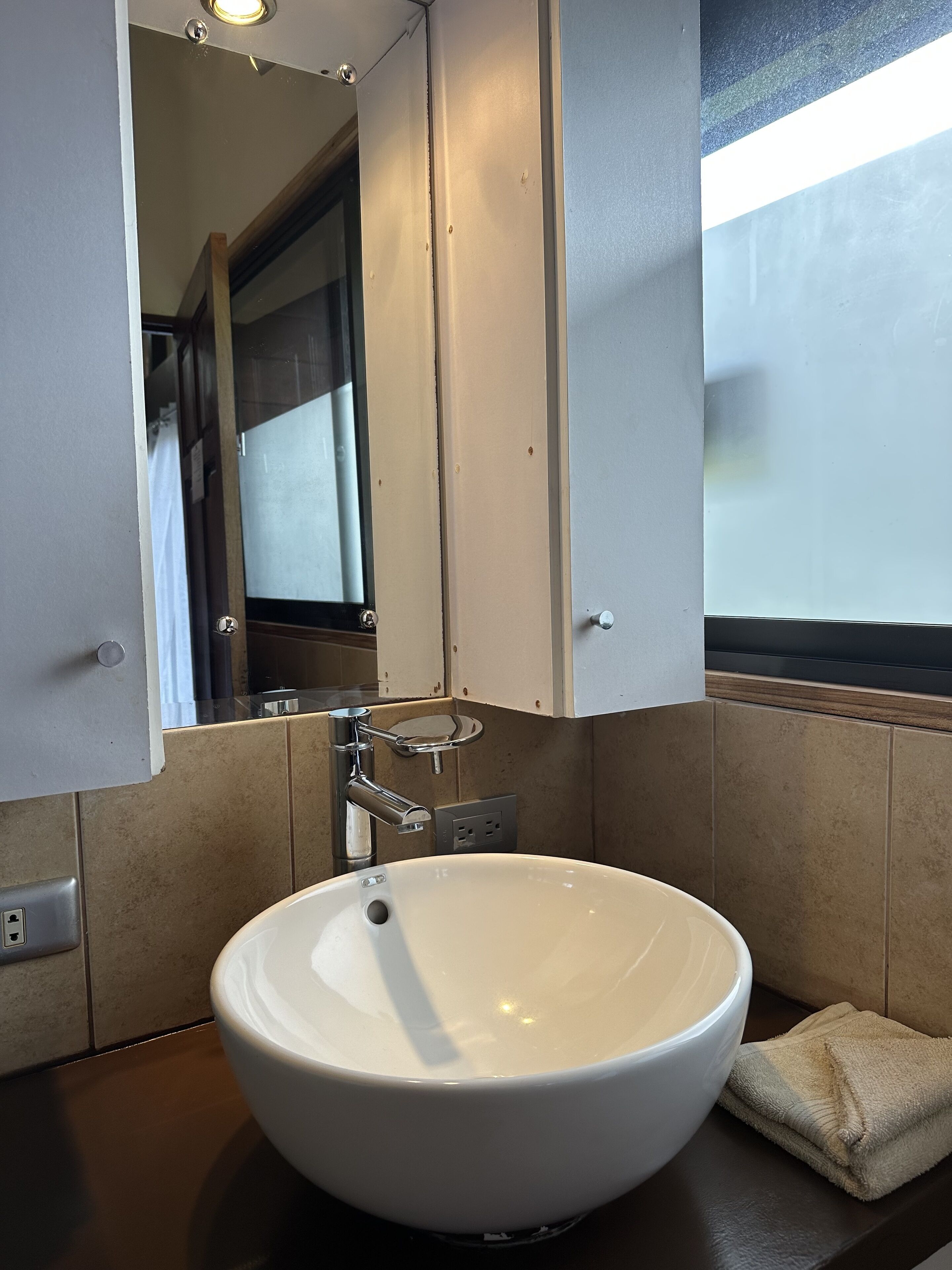 estandar habitacion estandar doble - cama queen  | bathroom | shower, free toiletries, hair dryer, towels