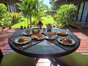 Petit déjeuner complet (12 USD par personne)