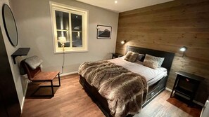 Mörkläggningsgardiner, ljudisolering och strykjärn/strykbräda